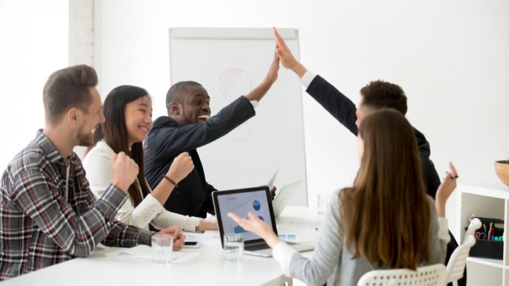 Pessoas comemorando em uma reunião de GPD